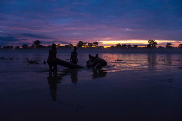 Sab - People collecting woods driven by River during sunset (3)